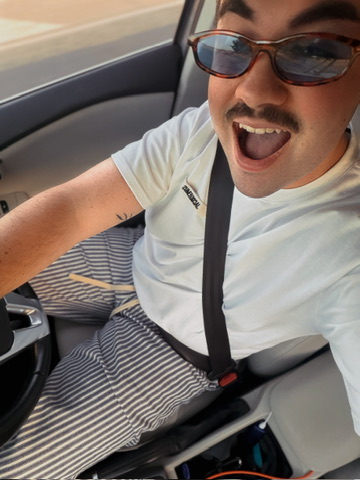 Raúl viajando en coche durante el verano