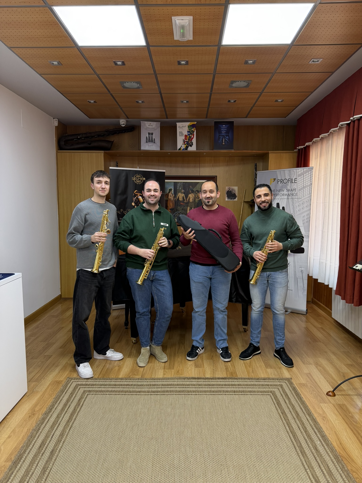 Raúl y otros músicos con saxofones soprano