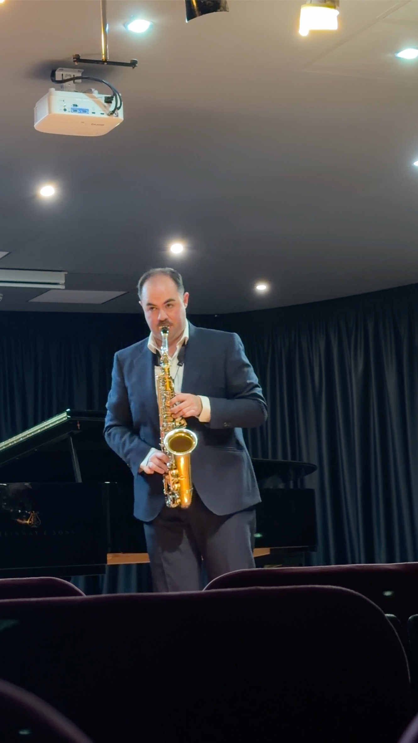 Raúl interpretando con el saxofón en directo