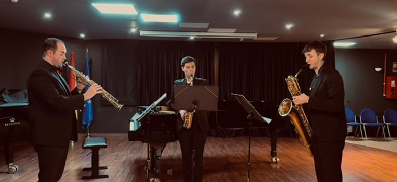 Ensemble de saxofones interpretando en Madrid