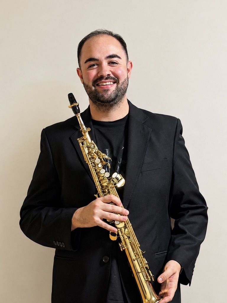 Retrato de Raúl Marqués de la Torre con saxofón soprano